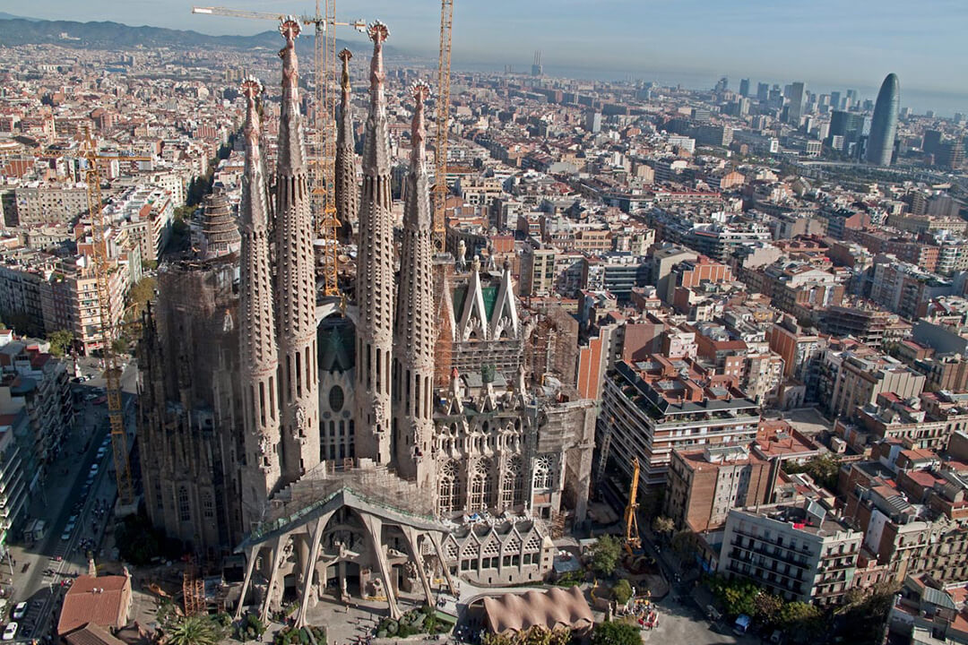 complete la sagrada familia